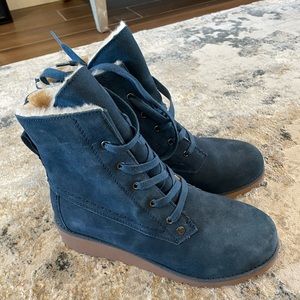 BearPaw blue suede waterproof wool interior ankle boots. Never worn. Size 7